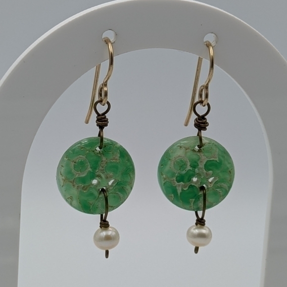 Vintage carved disc green dangle earrings - Picture 5 of 6